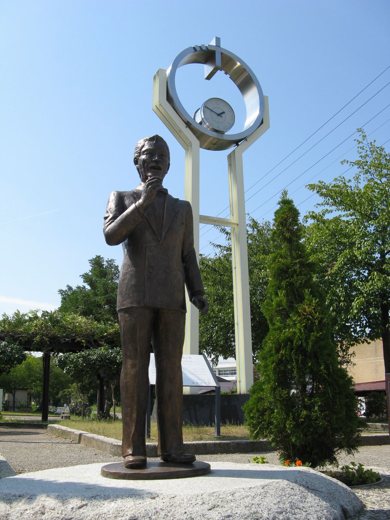 Statue_of_Kasuga_Hachiro.jpg